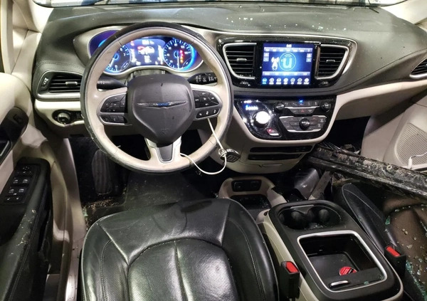 Chrysler Pacifica cena 45900 przebieg: 132395, rok produkcji 2018 z Olesno małe 67